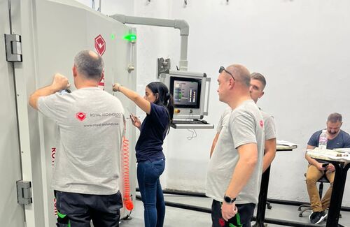 के बारे में नवीनतम कंपनी समाचार रॉयल टेक्नोलॉजी से थर्मल वाष्पीकरण कोटर्स के साथ कोटिंग दक्षता और फिल्म की गुणवत्ता में सुधार करें